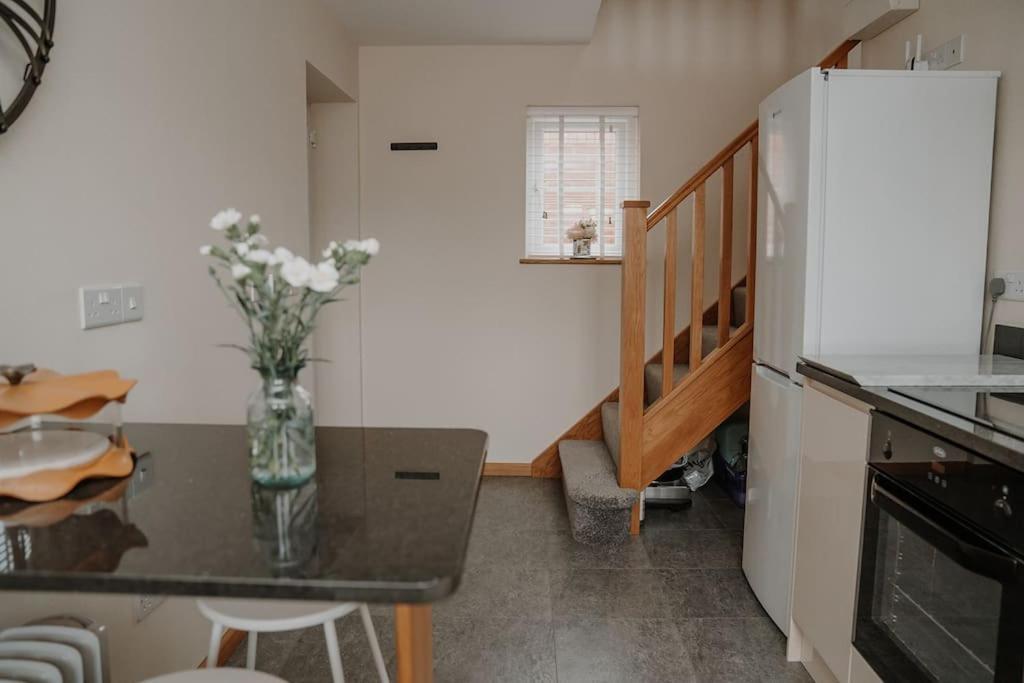 Lovely New 1 Bedroom Loft Apartment With On Drive Parking Троубридж Екстер'єр фото